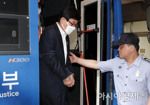 [포토]호송차 하차하는 원세훈 전 국정원장