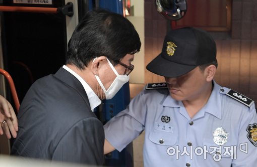 [포토]서울중앙지검 별관 들어서는 원세훈 전 국정원장