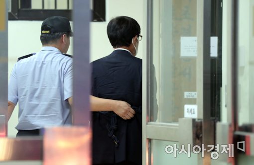 [포토]검찰로 들어서는 원세훈 전 원장