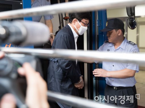 [포토]피의자 신분 원세훈 전 국정원장 검찰 출석
