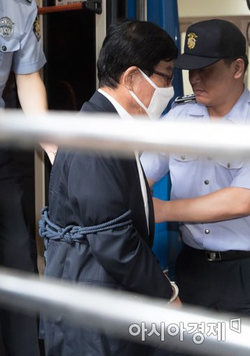 [포토]검찰 들어서는 원세훈 전 국정원장