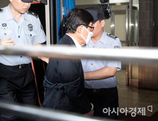 [포토]호송차에서 내린 원세훈 전 국정원장