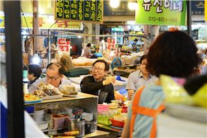 문재도 무역보험공사 사장(왼쪽 두번째)과 임직원들이 인왕시장을 찾아 전통먹거리를 즐기고 있다.
