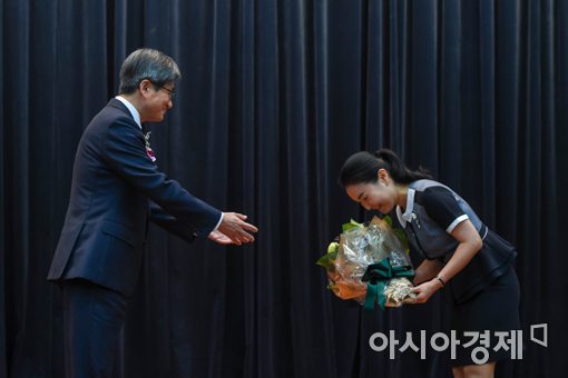 [포토]김명수 대법원장, '꽃다발 주세요'