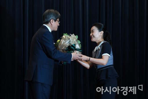 [포토]꽃다발 받는 김명수 대법원장