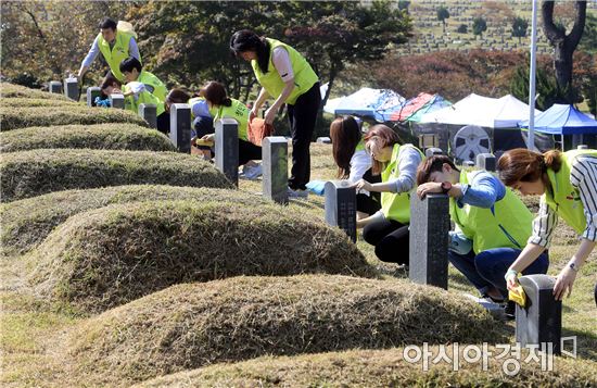 [포토]광주시 북구, 추석앞두고  5·18 묘지 환경정화 활동