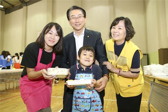 [포토]김영종 종로구청장, 한가위 송편 만들기 참여