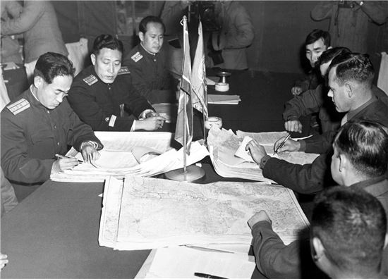 1953년 7월 27일 정전협정 체결하는 미국, 북한, 중국 대표들.