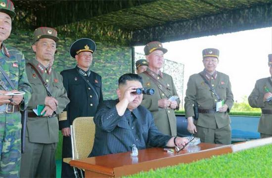 지난 8월 26일 북한 김정은 노동당 위원장이 '선군절'을 맞이해 북한군 특수부대의 백령도와 대연평도 점령을 위한 가상훈련을 참관했다. 사진 = 연합뉴스