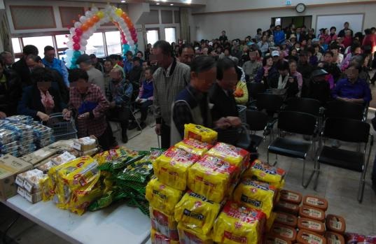 지난해 사당종합사회복지관에서 주민들이 기부한 식료품을 대상자에게 나눠주고 있는 모습