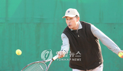 이명박 전 대통령, 기무부대서 ‘황제 테니스’…올해만 20차례 이용