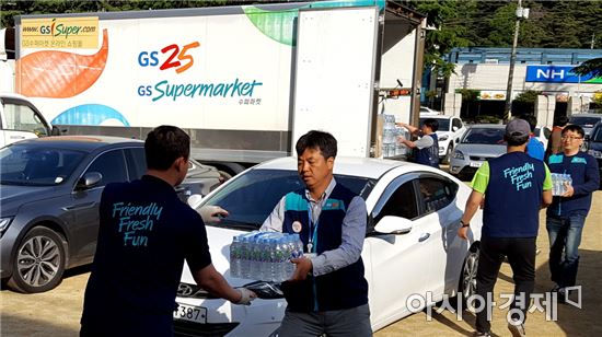 지난 5월 강원도 산불 발생 다음 날인 일요일에 편의점 GS25 직원들이 강릉 지역 이재민들에게 구호물품을 전달하고 있다. 