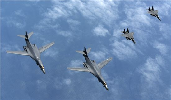 지난 미국 전략폭격기 B-1B 랜서가 북한 동해 국제공역을 비행했다. 