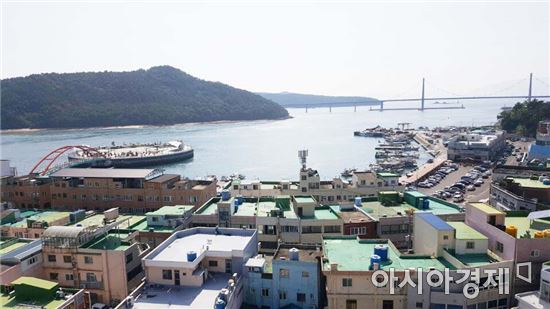 녹동항과 소록도 소록대교가 한눈에 들어오는 조망권을 갖췄다.