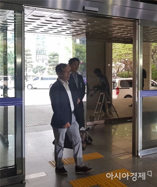 故 김광석 친형 김광복씨 경찰 출석…"의혹 투성이, 진실 밝힐 것"