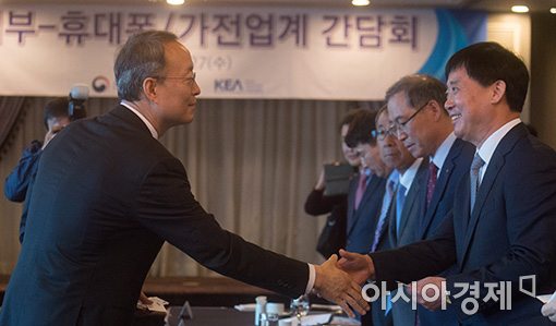 [포토]김종호 삼성전자 사장과 인사하는 백운규 장관