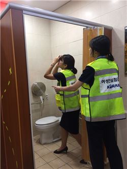 코레일 ‘여성안심점검반’ 직원들이 역사 내 여자화장실에 몰래카메라가 설치돼 있는지 여부를 점검하고 있다. (사진=코레일 제공)