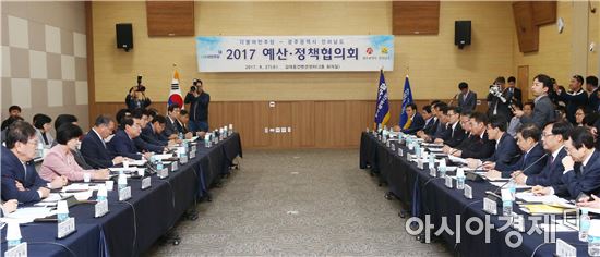 이재영 전라남도지사 권한대행이 27일 오전 광주시 치평동 김대중컨벤션센터에서 열린 더불어민주당과 광주전남 예산정책협의회에서 2018년 국고 예신지원과 현안사업에 대한 당차원의 지원을 요청했다. 사진제공=전남도