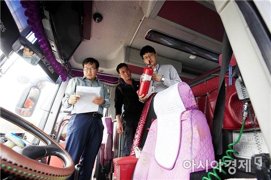 [포토]광주시 북구, 전세버스 소방시설 점검