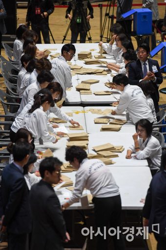 [포토]반포주공1단지 재건축 시공사 선정, '개봉되는 투표용지'