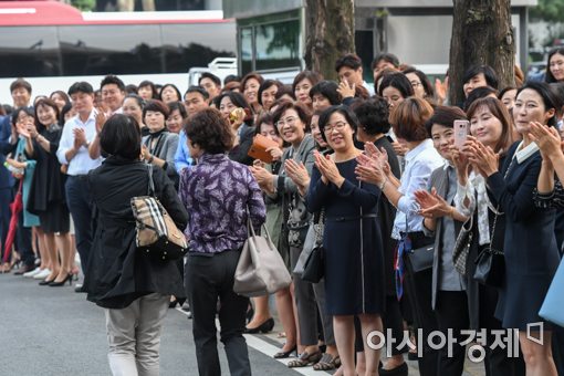 [포토]반포주공1단지 조합원들에게 감사인사하는 현대건설 관계자들
