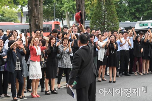 [포토]반포주공1단지 조합원들에게 인사하는 현대건설 관계자들