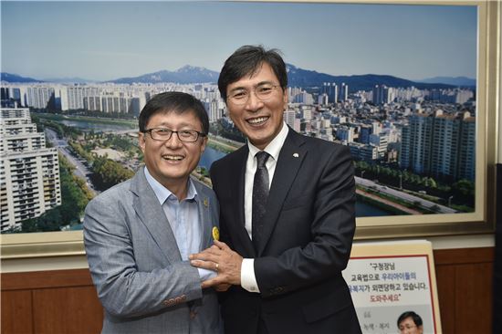 안희정 지사(오른쪽)가 노원구청 특강에 앞서 김성환 노원구청장과 함께 활짝 웃으며 인사를 나누고 있다.