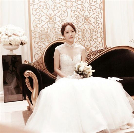 '택시' 윤아정 "원래 81년생 프로필과 달라" + 순백의 드레스 '관심 집중'