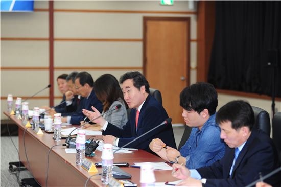이낙연 국무총리(오른쪽 세 번째)가 28일 대전 한국과학기술원에서 열린 '제1차 규제혁파 현장대화' 행사에서 중소벤처기업인 등 참석자들에게 이야기를 하고 있다