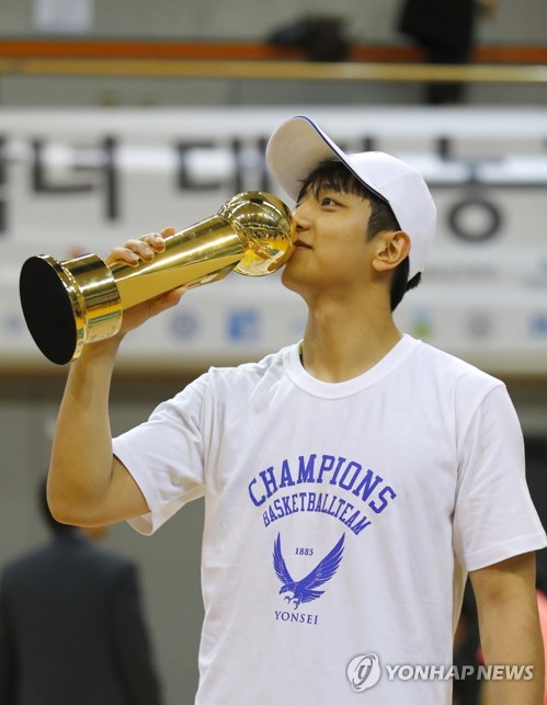 '허재 아들' 허훈, MVP 수상…"허훈 다운 모습 보이고 싶다"