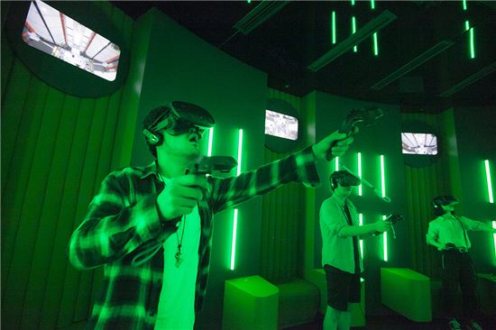 티움 미래관에서 VR(가상현실) 기기를 통해 로봇 원격 조종 체험을 하는 모습.