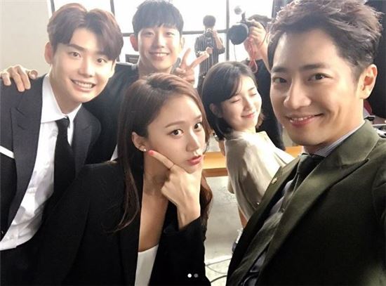 수지X이종석, 현실에서는?…카메라 밖에서도 특급 케미 자랑