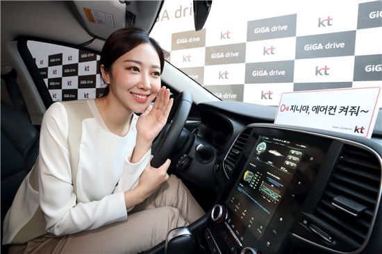 KT는 28일 서울 광화문 KT스퀘어에서 기자간담회를 열고 2022년 까지 커넥티드카 사업에서 매출 5000억원 달성 목표와 자동차 소프트웨어 전문사업자로서 도약하겠다는 비전을 발표했다. 
