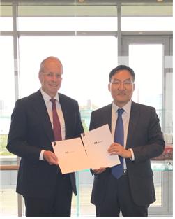 MPC 캐피탈 울프 홀랜더(Ulf Hollander 대표)(왼쪽)와 현대자산운용 이현승 대표가 해외 투자 관련 상호협력을 위한 MOU를 체결하고 있다.