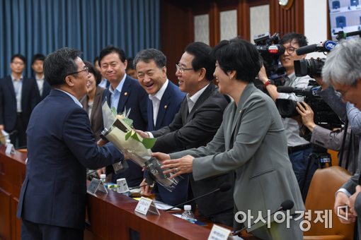 [포토]김영란법 시행 1주년, 화훼 농가 돕기 위해 장미꽃 준비한 김동연 부총리