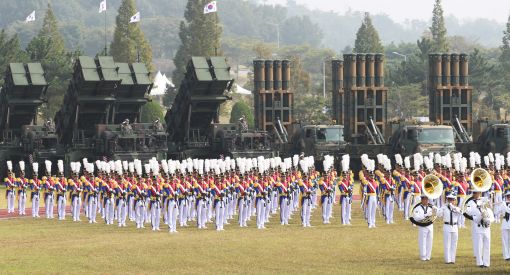 25일 경기도 평택시 해군 제2함대사령부에서 열린 '제69주년 국군의 날 기념식' 미디어데이에서 참석한 육ㆍ해ㆍ공군 의장대 및 사관학교 생도들이 리허설을 하고 있다. (사진=연합뉴스)