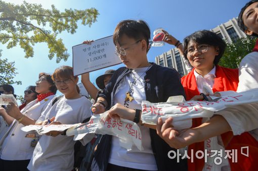 [포토]생리대 성분 위해성 조사 촉구 퍼포먼스