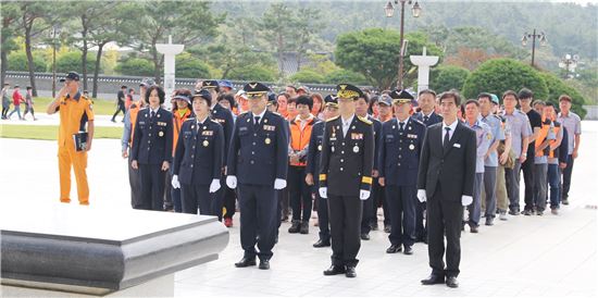 광주광산소방서, 추석 앞두고 국립5·18민주묘지 묘역정화 봉사활동 실시