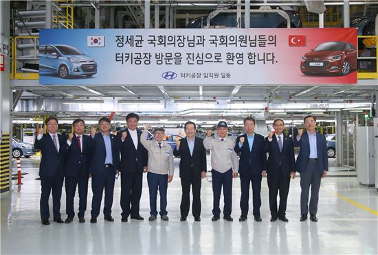 정세균 국회의장은 27일(현지시간) 현대자동차 터키 공장을 찾아 근로자들을 격려했다.