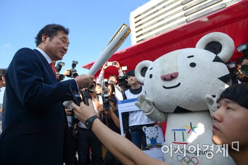 [포토]평창동계올림픽 성화 들어보는 이낙연 국무총리
