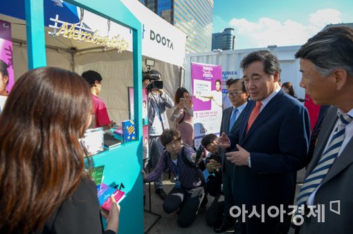 [포토]이낙연 국무총리, 코리아 세일 페스타 홍보관 방문