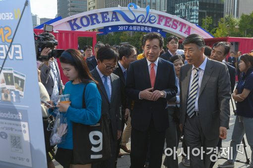 [포토]코리아 세일 페스타 홍보관 방문한 이낙연 총리