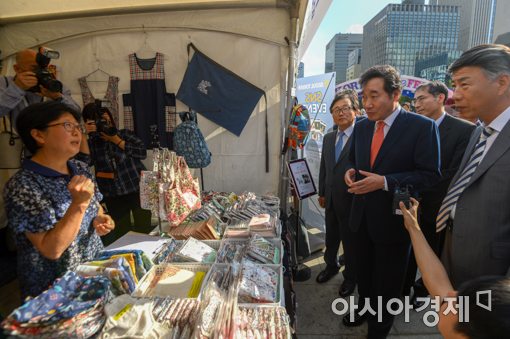 [포토]이낙연 총리, 광화문 광장에 마련된 코리아 세일 페스타 홍보관 방문