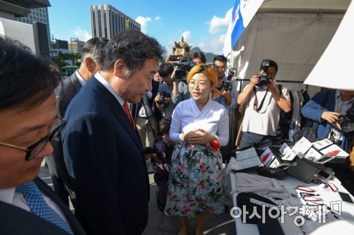 [포토]개량한복 부스 둘러보는 이낙연 총리