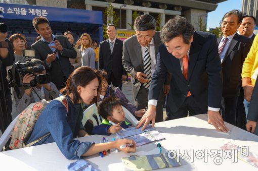 [포토]코리아 세일 페스타 홍보관 방문한 이낙연