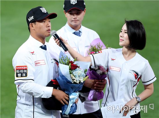 [포토]수원 팬들에게 인사하는 강백호