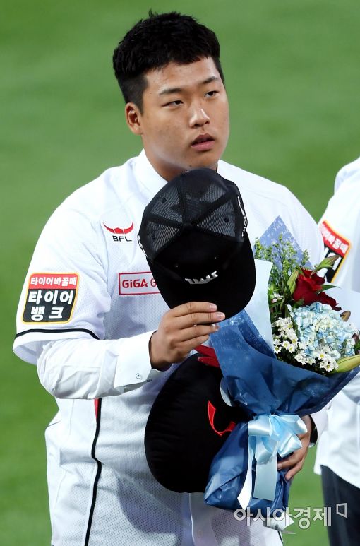 [포토]kt 팬들에게 인사하는 신인 강백호