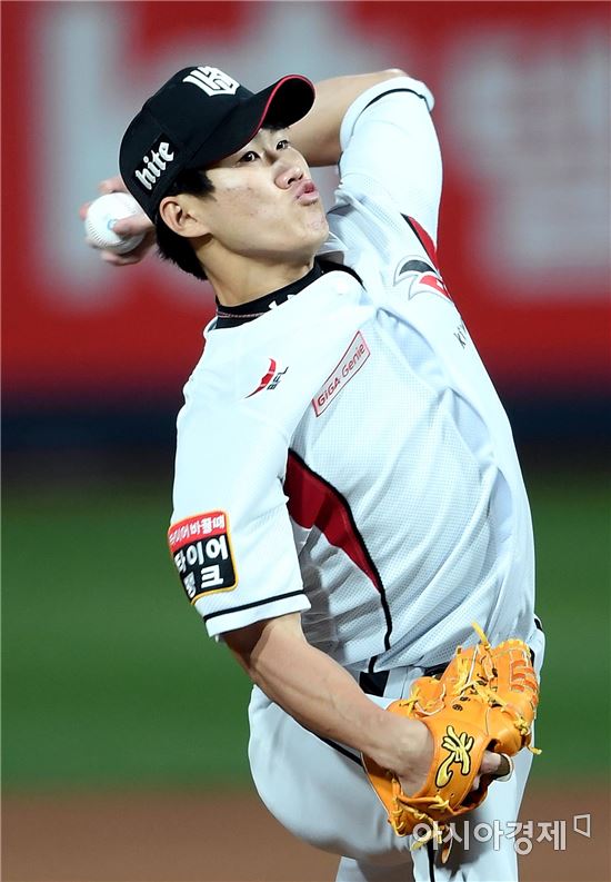 [포토]역투하는 kt 선발 정성곤