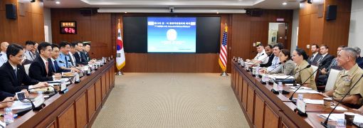 27일 서울 용산구 국방부에서 열린 '제12차 한미 통합국방협의체(KIDD)' 회의에서 양국 수석대표인 한국 측의 장경수 국방부 국방정책실장 직무대리(왼쪽 두번째)와 미국 측의 로버타 셰이 동아시아 부차관보 대리(오른쪽 두번째)가 모두발언을 나누고 있다. (사진=국방부)