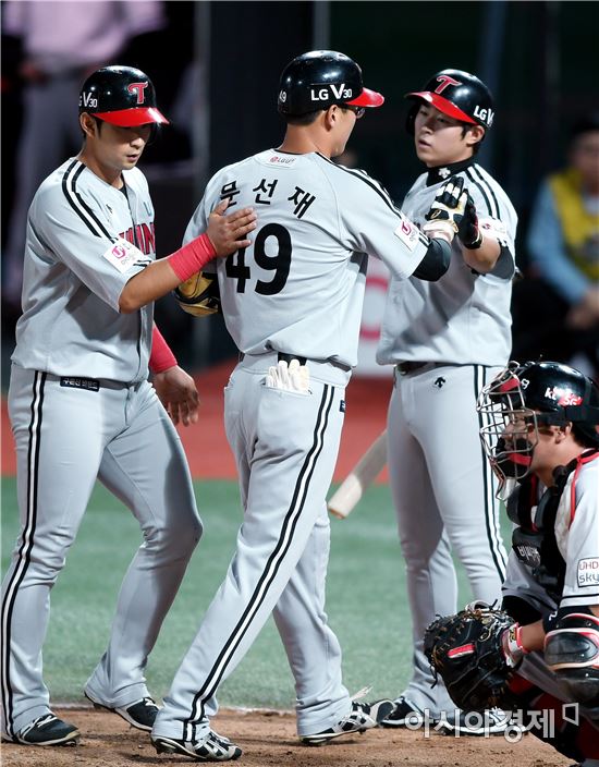 [포토]문선재, '추가 투런포 하이파이브'